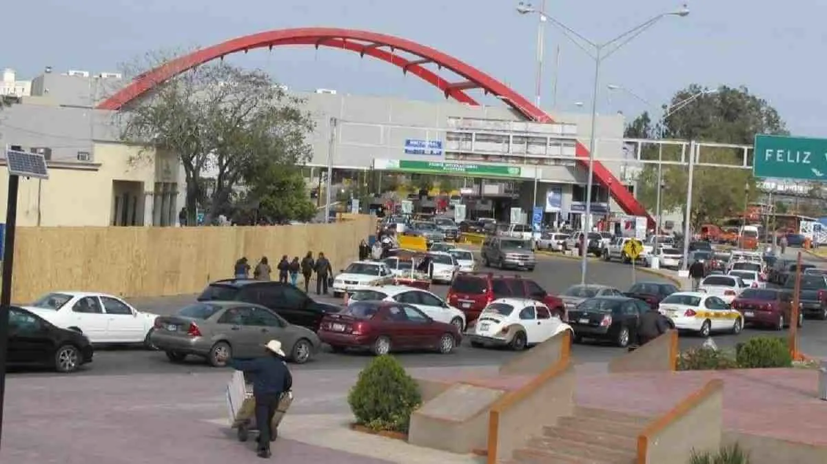 Largas filas en puentes de Matamoros por Black Friday