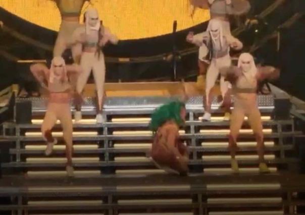 Sufre Karol G fuerte caída en pleno concierto