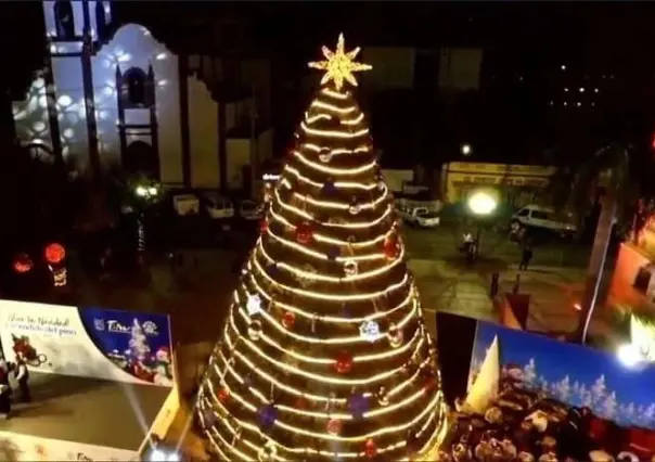 Encabeza gobernador encendido del pino navideño en Victoria
