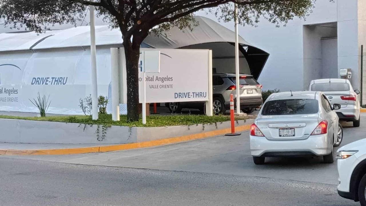 ¡Desesperados! Regios llegan a drive thru privados para prueba COVID-19