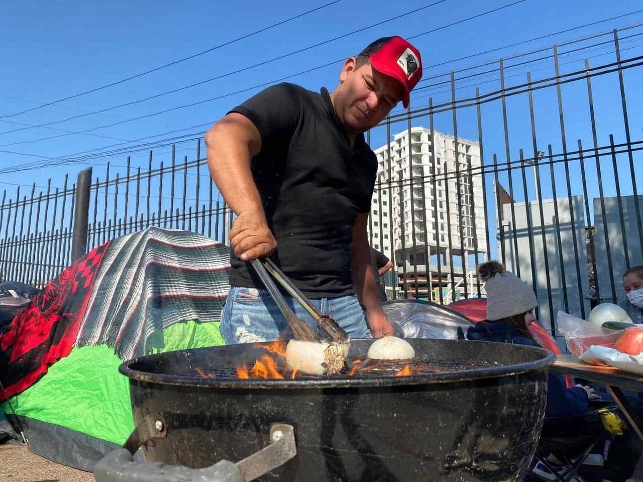 Se arma la carnita asada afuera de la Arena Monterrey