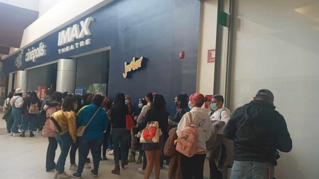 VIDEO: Fans saturan salas de cine para ver show en directo de BTS