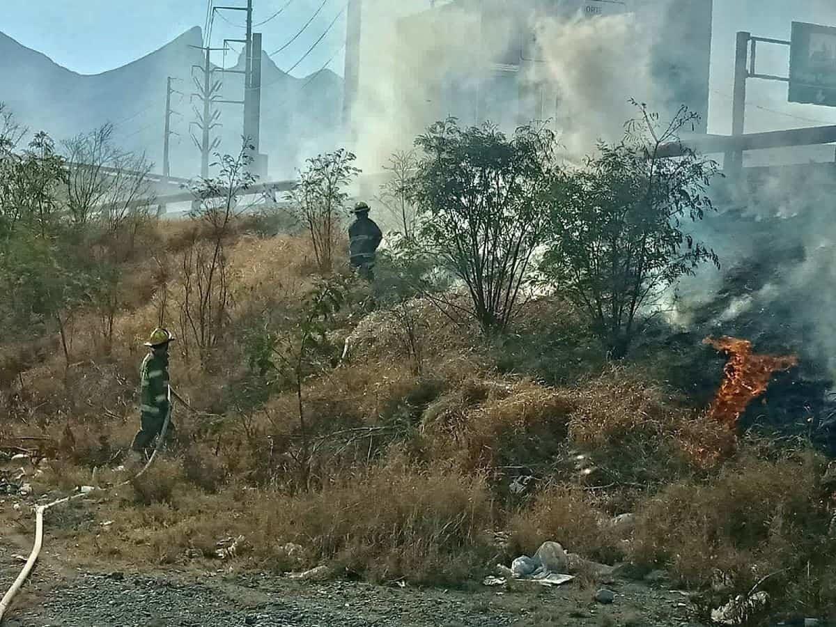 Se incendia lecho del río Santa Catarina