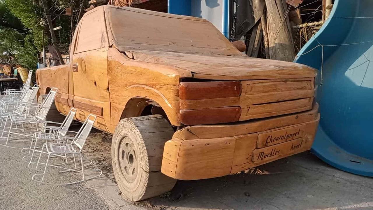 ¡Artesanal! Una camioneta hecha de madera