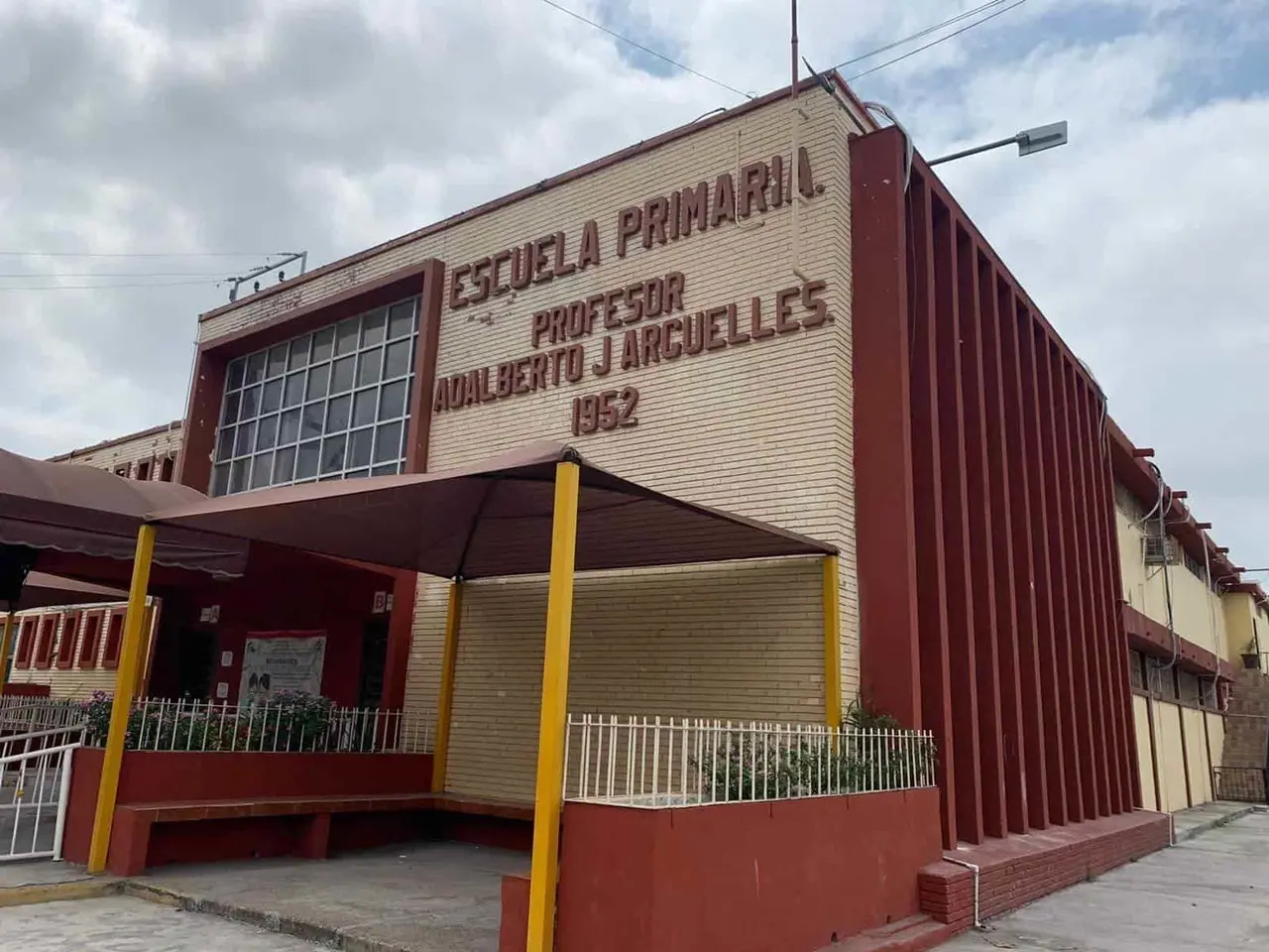 Insiste directora de primaria en Matamoros que huele a gasolina