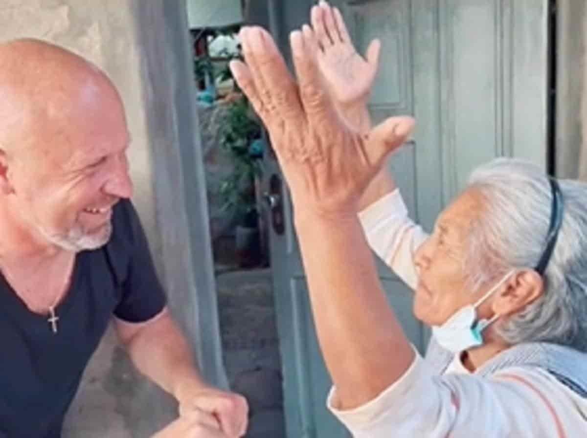 Emotivo reencuentro de un hombre y su niñera luego de 45 años