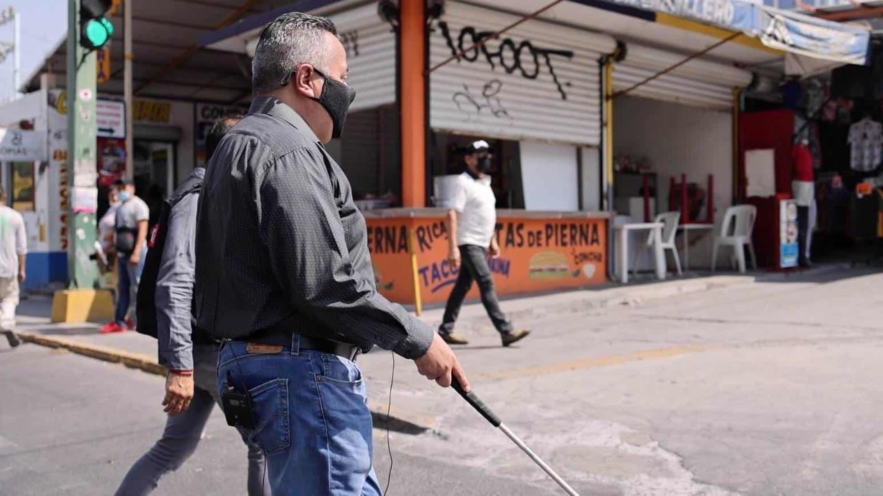 Así lidian diariamente personas invidentes en calles de Nuevo León