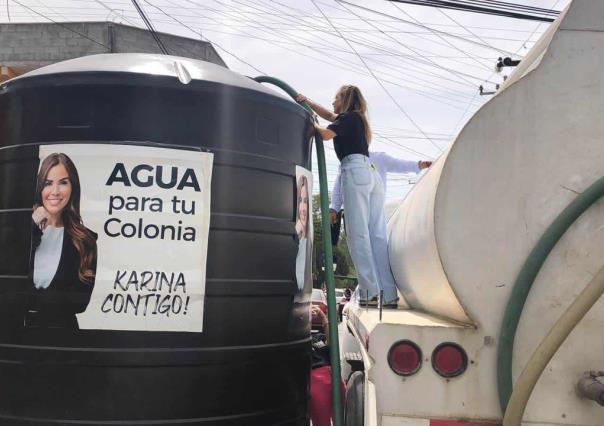 Pipa de Agua y Drenaje rellena tinaco de agua en la colonia Independencia