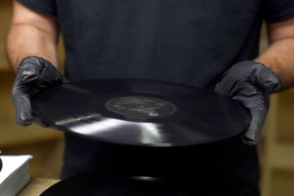 ¿Vinilos? Fiebre por compra de discos causa problemas en la industria