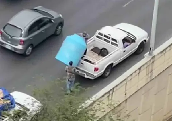 VIDEO: Hombres encuentran tinaco en la avenida Lázaro Cárdenas