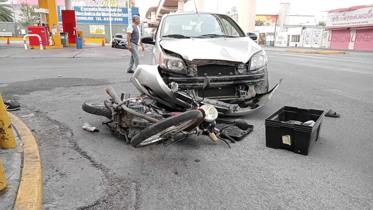 Embisten a motociclista, se quiebra la pierna y le encuentran marihuana