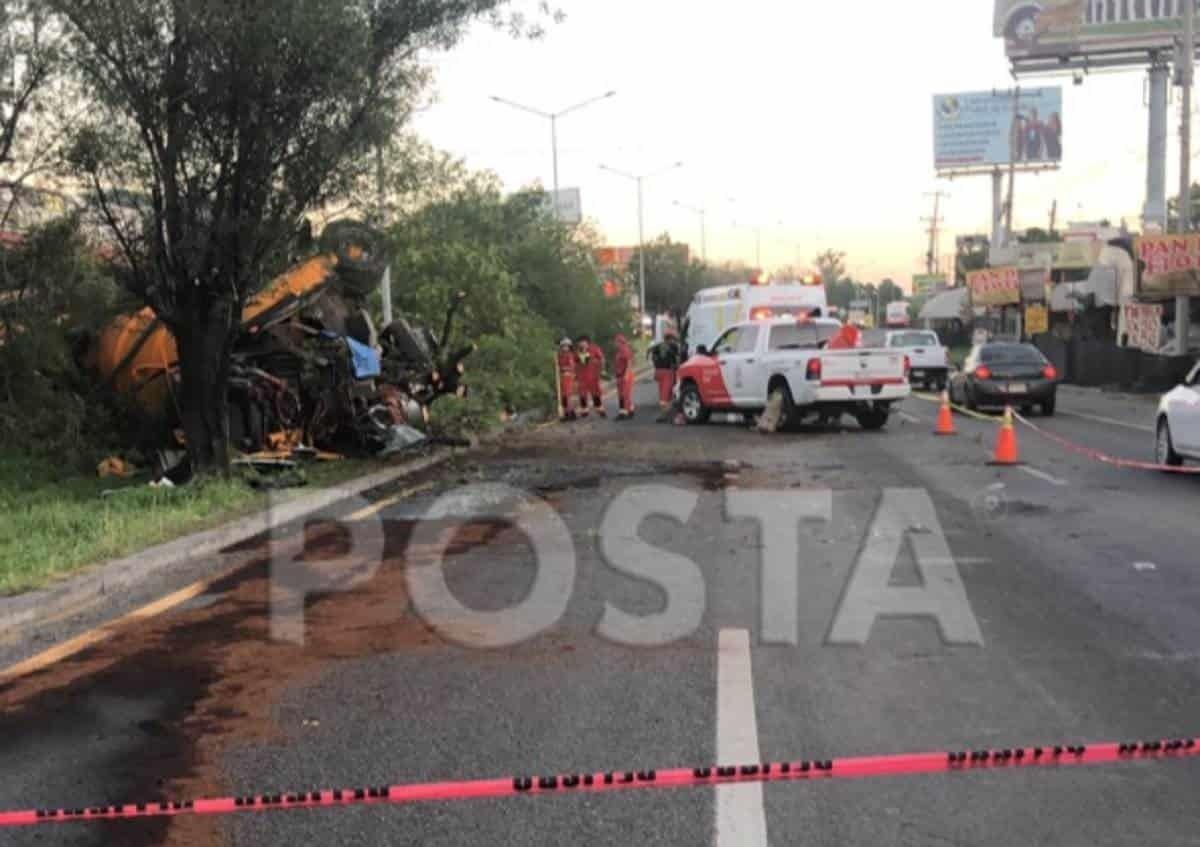 Vuelca pipa en la carretera Nacional; muere el operador