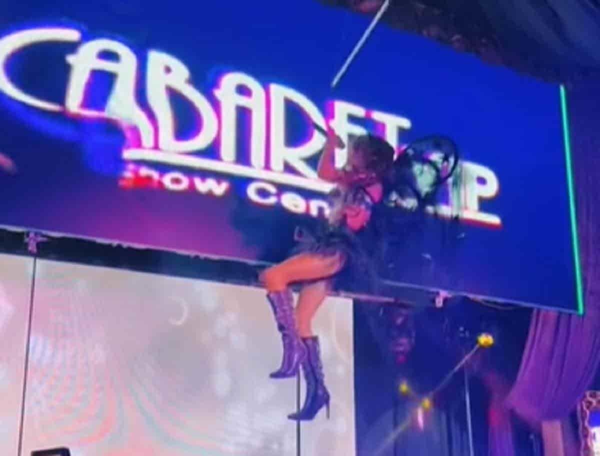 ¡Sálvame!: Imitador de Anahí se cae de columpio en show y sufre duro golpe