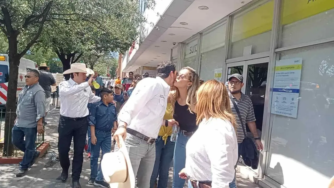 Samuel García y Patricio Lozano roban miradas en cabalgata de Monterrey