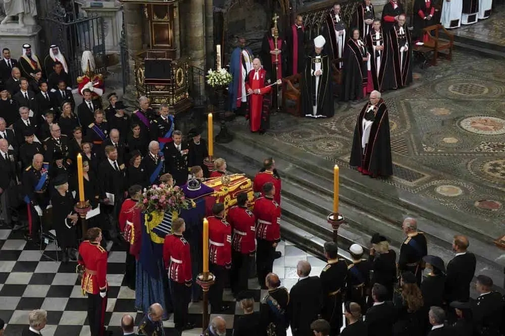 Dan último adiós a la reina Isabel II