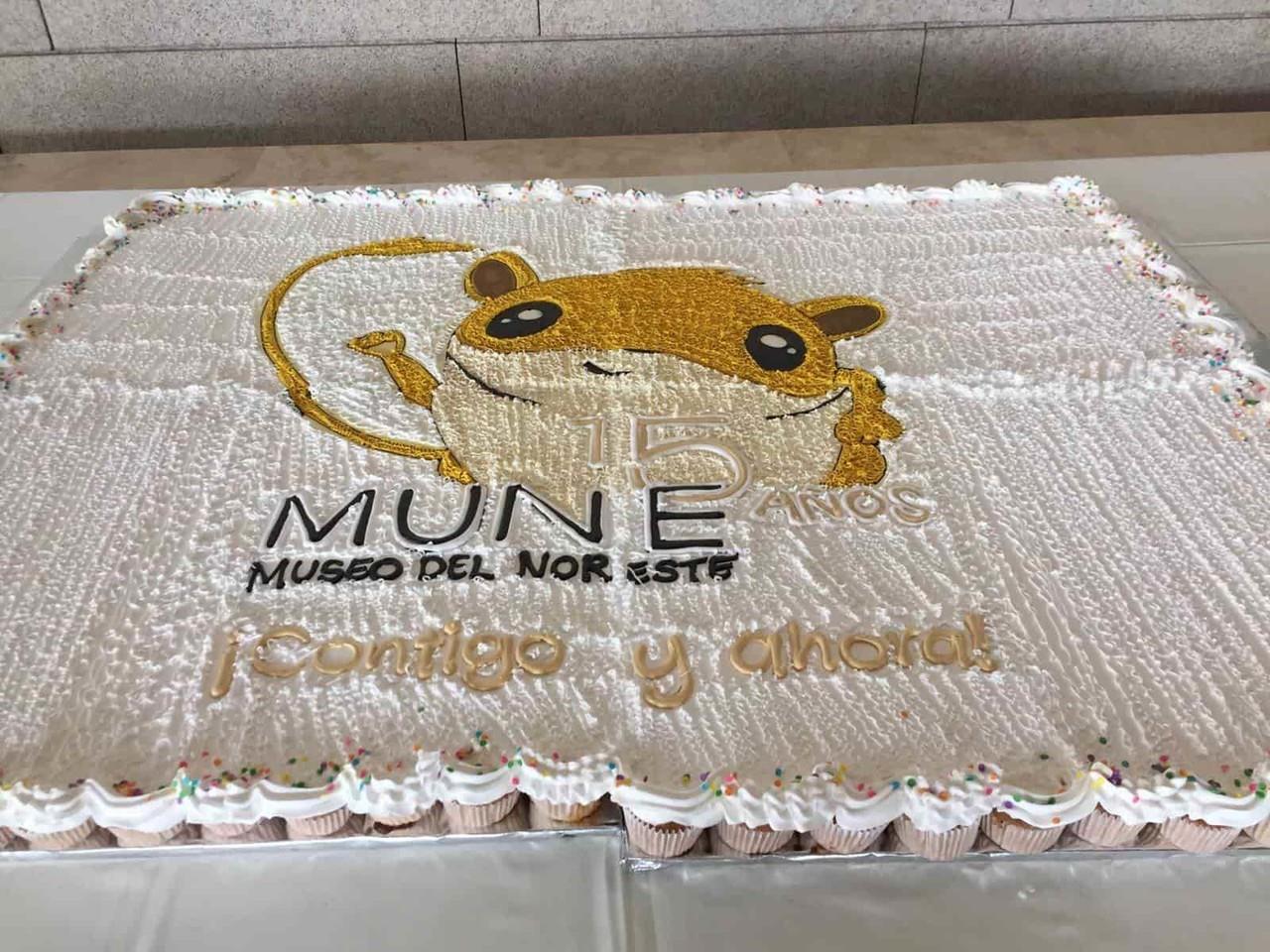 Llevan mañanitas y pastel al MUNE por su XV aniversario