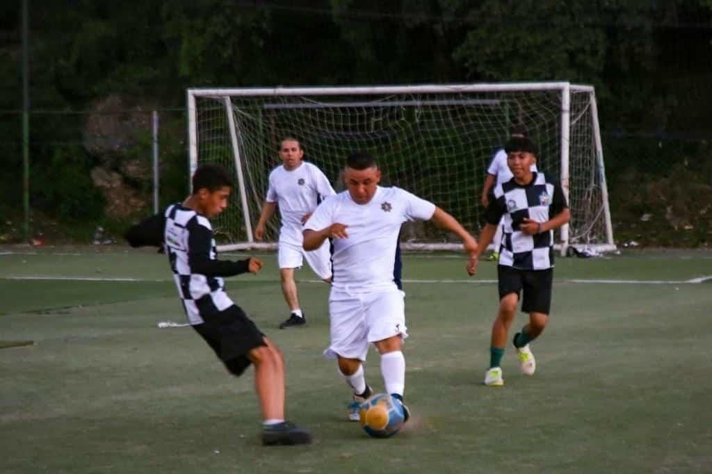 Policías de Guadalupe y jóvenes se enfrentan en partido de fútbol