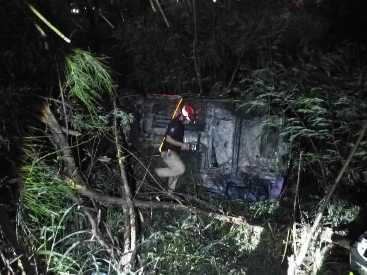 Hombre pierde control de auto, vuelca y cae a lecho del río Santa Catarina