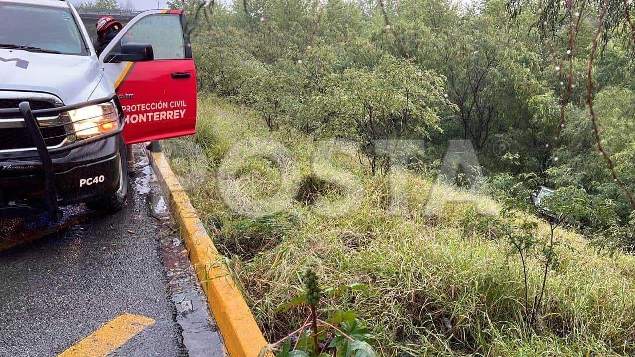 ¡Otro más! Cae tercer automovilista al lecho del río Santa Catarina