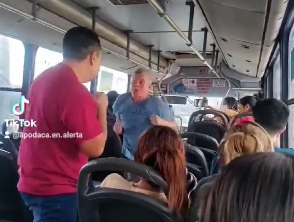 Dos hombres pelean a bordo de una unidad de la ruta 105 de Apodaca. Foto: TikTok apodaca.en.alerta