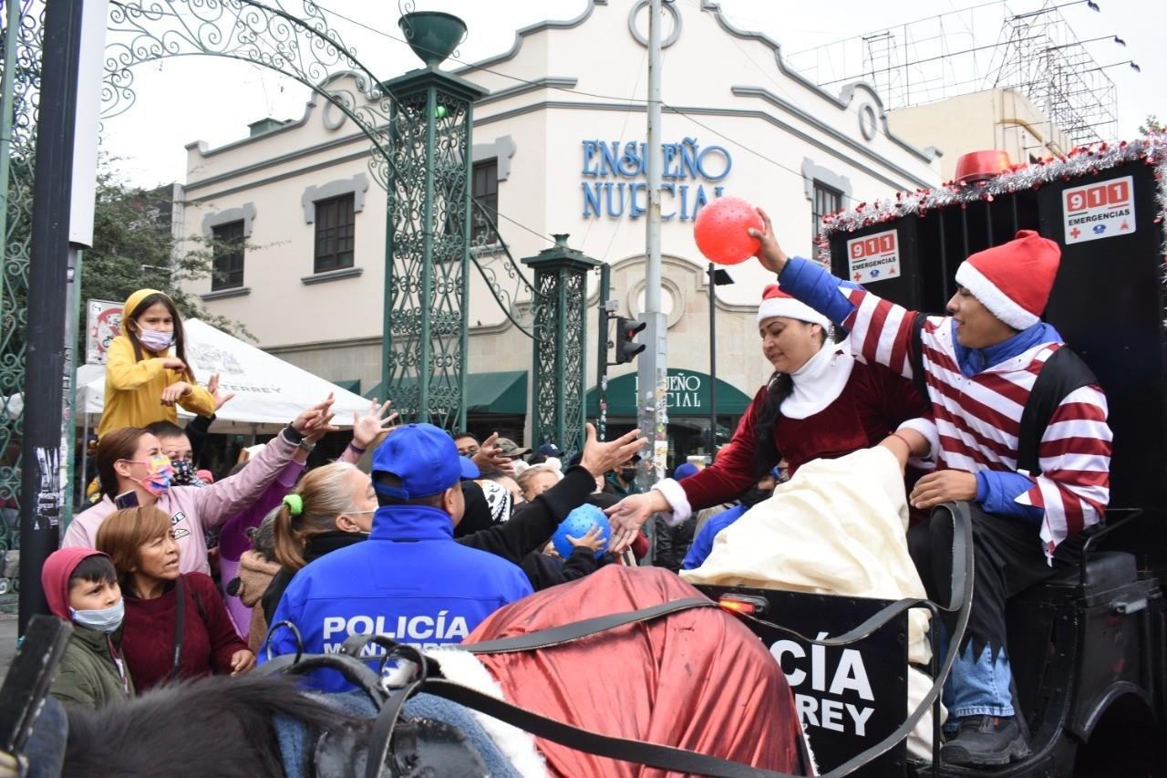 Policías de Monterrey entregaron regalos a los niños que paseaban por Monterrey. Foto: Cortesía