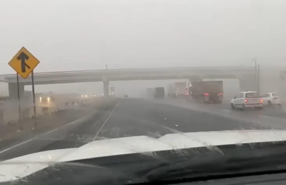 La carretera a Saltillo, en el municipio de García, Nuevo León, registra puntos de congelamiento; la Guardia Nacional realiza el Operativo Carrusel. Foto: Facebook Carlos Guevara Garza