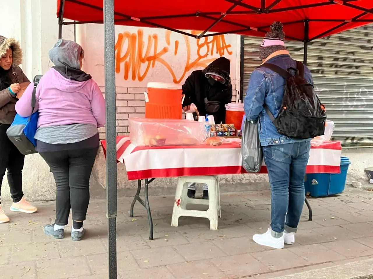 Los regios compran pan y bebidas calientes para mitigar las bajas temperaturas ocasionadas por el frente frío número 19 de la temporada acompañado por una masa de aire ártico. Foto: Carolina León