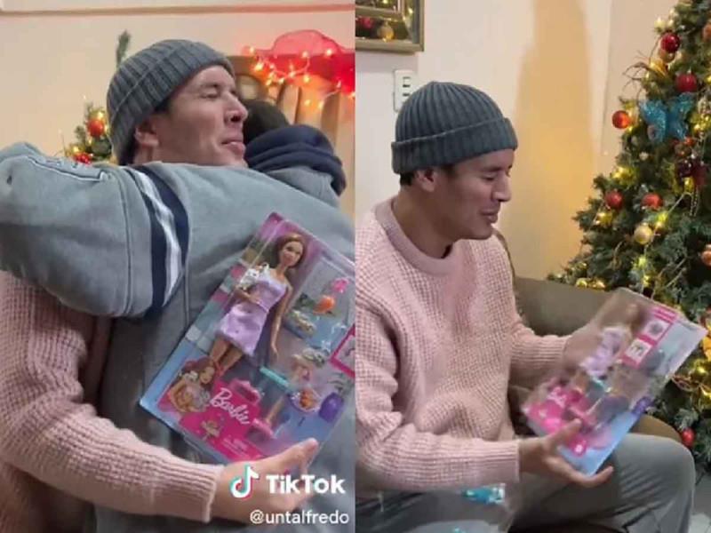 Recibe un emotivo regalo de sus papás; una muñeca Barbie que siempre quiso tener.Foto: Captura de pantalla/Tiktok