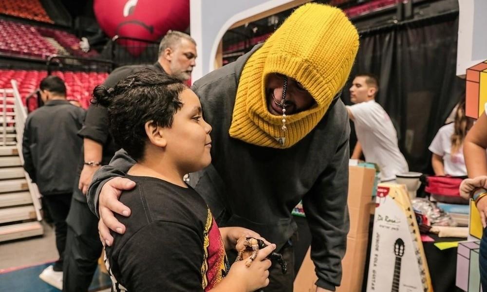 Bad Bunny convivió con algunos de los niños que recibieron un regalo por parte de su fundación. Foto. Cortesía EFE