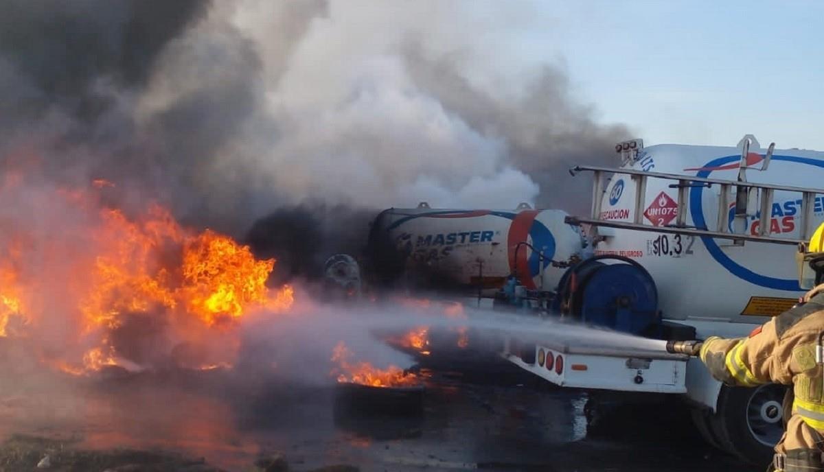 Se registró la explosión de 14 pipas de gas en una gasera de la colonia Valle del Mequital, en el municipio de San Nicolás de los Garza; no hay reporte de víctimas mortales ni de personas lesionadas. Foto: Protección Civil de Nuevo León