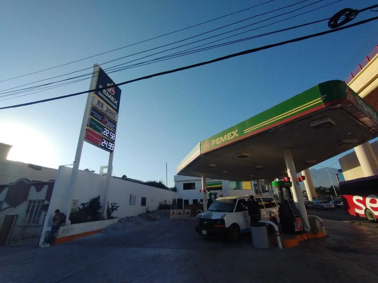 Los regios pagan hasta casi 24 pesos por litro de gasolina. Foto. Carolina León