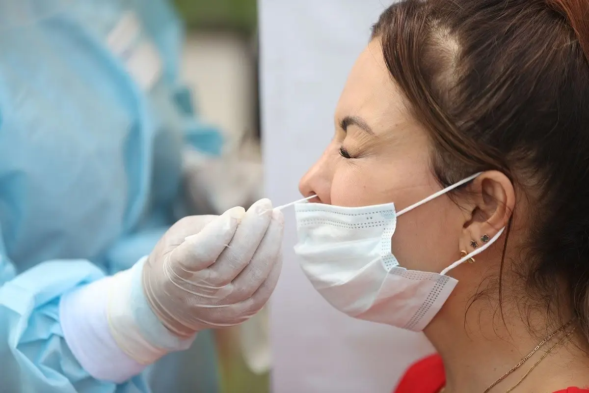 Pese a que persisten los contagios de COVID-19 en la denominada sexta ola, la Secretaría de Salud de Nuevo León determinó que el uso de cubrebocas en espacios cerrados será opcional a partir del pasado 6 de enero. Foto: ANDINA