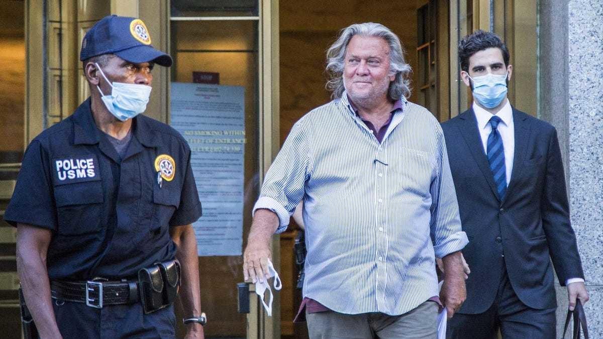 Steve Bannon, de 69 años, está acusado de lavado de dinero, conspiración, fraude y otros cargos relacionados con la campaña Nosotros construimos el muro.  Foto: Forbes