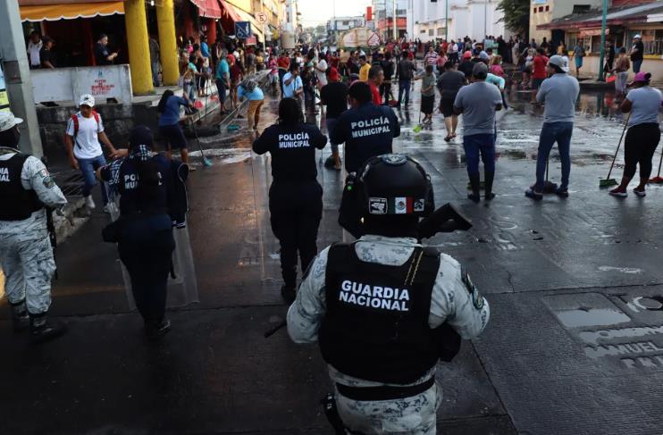 La Guadia Nacional impide a haitianos comerciar. FOTO: EFE