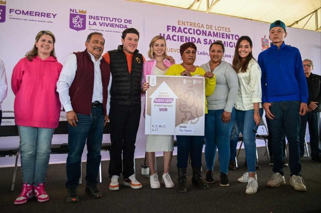 Samuel García entrega 852 lotes en Escobedo