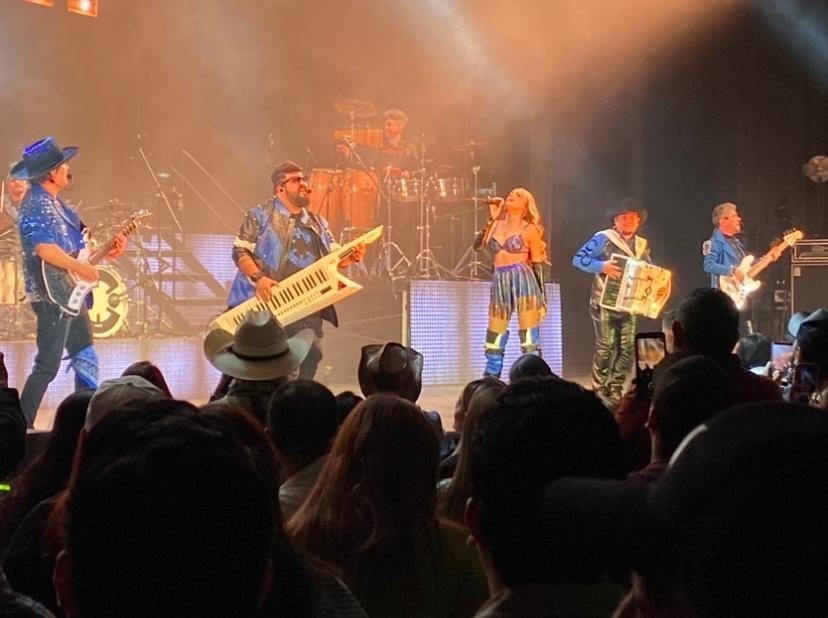 Durante tres horas La Casetera ofreció un concierto muy variado en estilos musicales como la cumbia, el norteño y tropical anoche en el Auditorio Pabellón M. Fotos Arturo González y Cortesía Remex Music