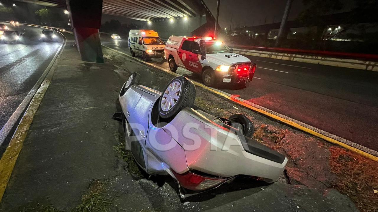 Automovilista cae en zanja al derrapar por pavimento resbaladizo. Foto. Raymundo Elizalde