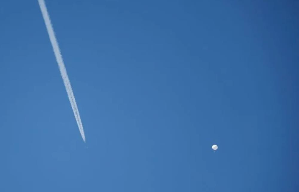 dom, 5 de febrero de 2023, 9:36 a. m. CST·2  min de lectura  Un avión vuela junto a un presunto globo espía chino mientras flota frente a la costa en Surfside Beach. Foto. Reuters