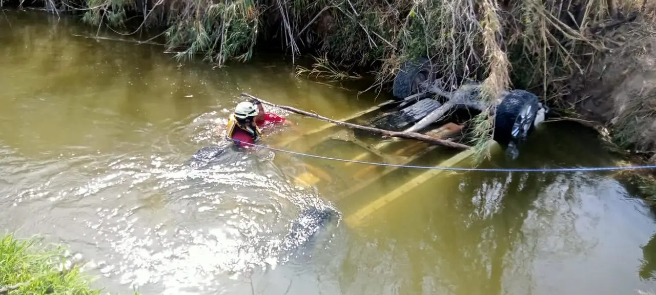 En el sitio fue hallado el vehículo al interior de una acequia, donde se detectó a una persona sin vida. Foto: Cortesía/ PCNL