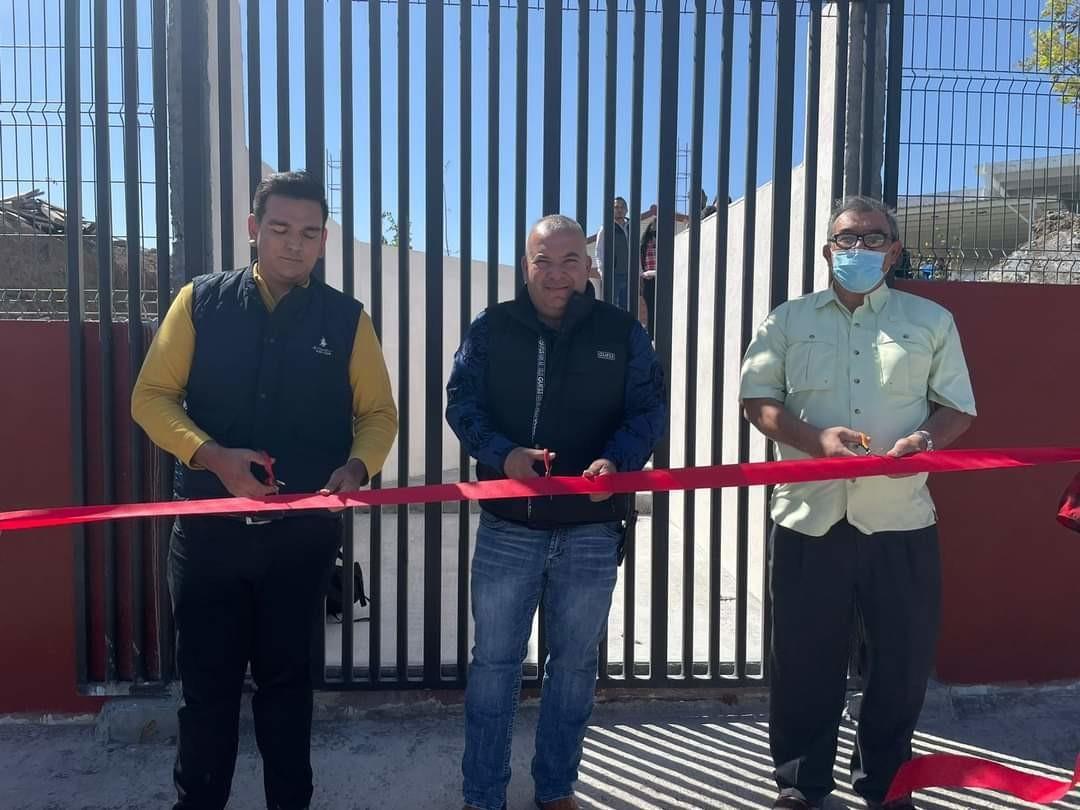 El alcalde Humberto Medina realizó la instalación y entrega del portón al personal docente del plantel. Foto: Cortesía