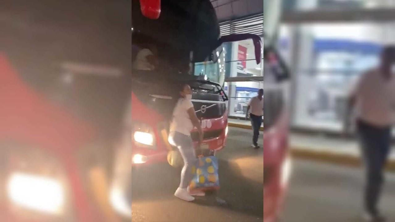 VIDEO: ¿Quién gana? Chofer empuja a mujer con autobús... ¡no la quería subir!