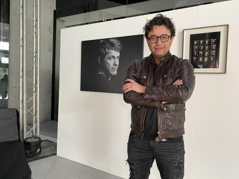 Alan Flores está celebrando 20 años de carrera como profesional de la lente y 10 de registrar momentos en la vida y carrera musical de Alejandro Sanz. Foto. Arturo González