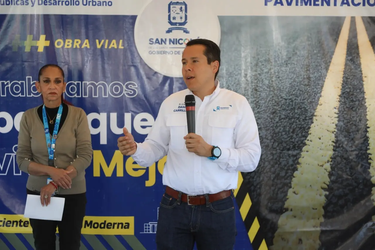 El alcalde de San Nicolás, Daniel Carrillo Martínez anunció los trabajos de pavimentación. Foto. Cortesía