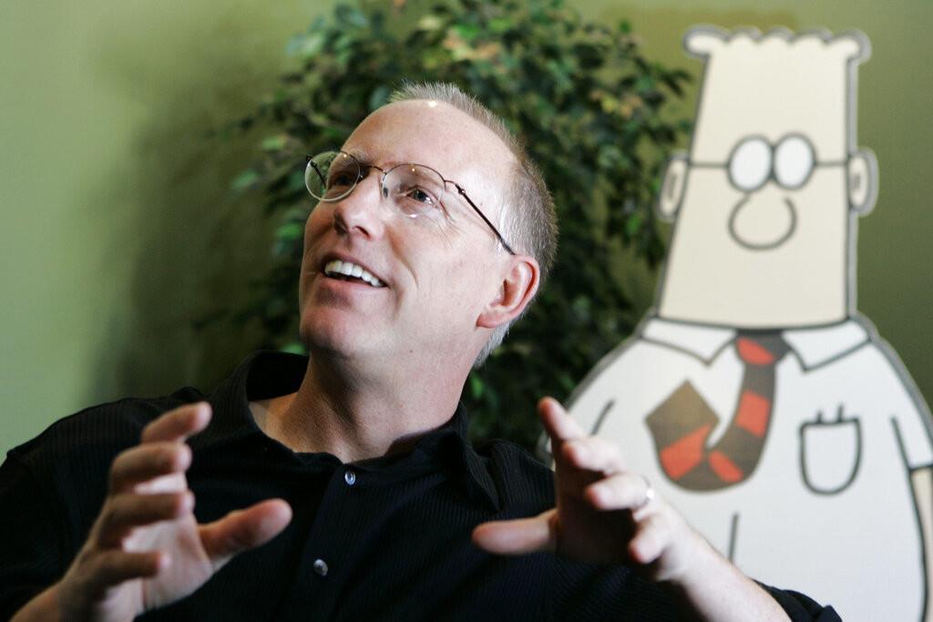 La empresa distribuidora del comic Dilbert, Andrews McMeel Universal, anunció el 26 de febrero que ya no trabajará con el caricaturista por sus comentarios raciales en su programa de YouTube Real Coffee with Scott Adams. (Foto AP/Marcio Jose Sanchez, a