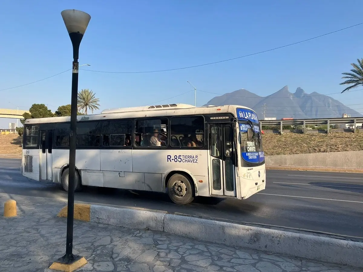 Debido a la falta de información sobre el destino de las rutas, los usuarios se ven envueltos en confusión, pérdida de tiempo, equivocaciones al tomar otro camión y por lo tanto un gasto extra en sus bolsillos. Foto: Karla Omosigho