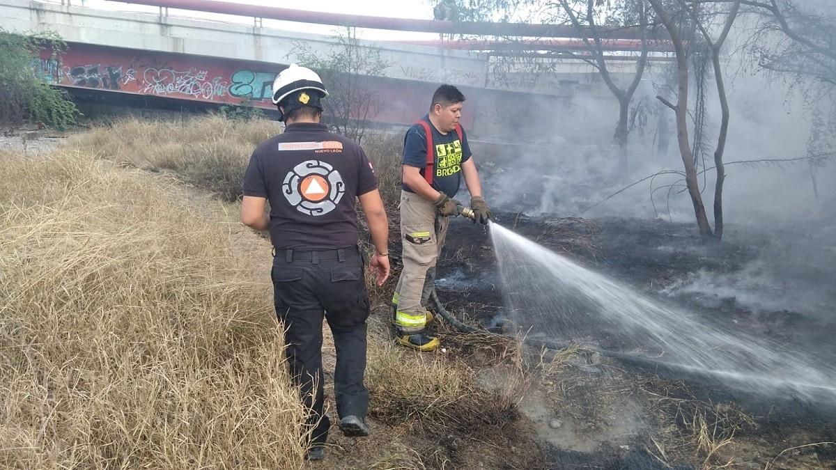 Protección Civil de Nuevo León sofocó un incendio en el lecho del río Santa Catarina, a la altura de avenida Constitución, en el centro de Monterrey. Foto: Twitter @PC_NuevoLeon