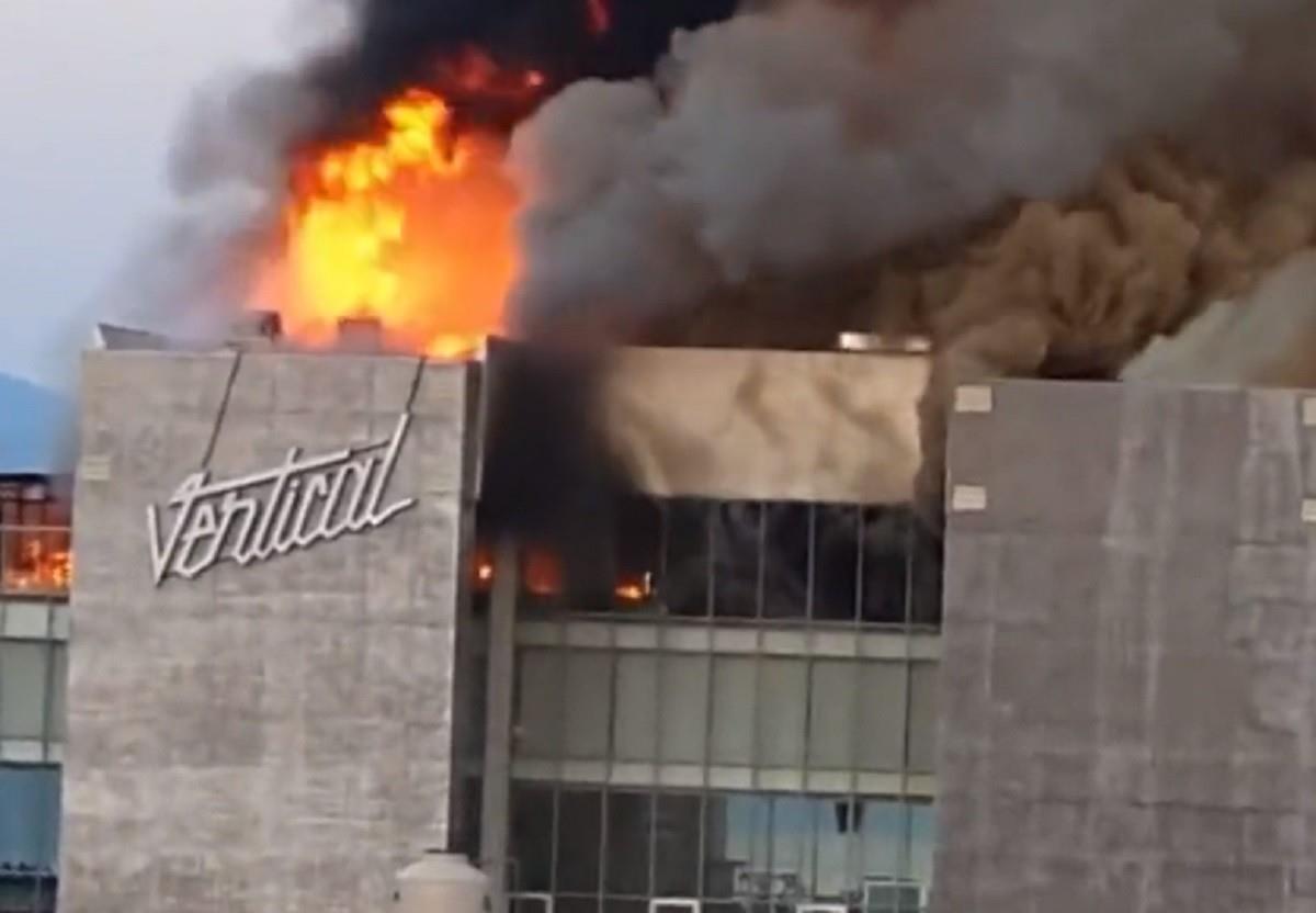 Presuntos delincuentes incendiaron los bares Vertical, Mint y Luv, al sur de Morelia, Michoacán. Foto: Twitter @Funesta