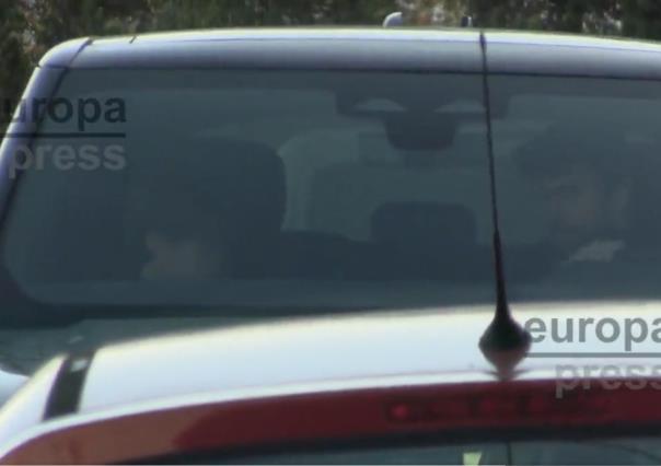 Captan a Piqué muy serio con sus hijos