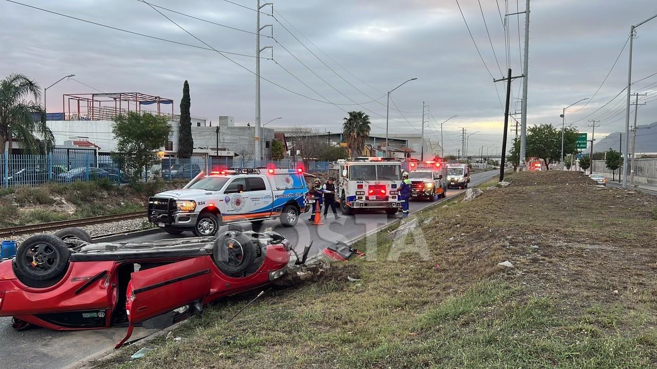 La vialidad fue cerrada, en la circulación de Rómulo Garza hacia la avenida Universidad por más de una hora mientras limpiaban el combustible. Foto: Raymundo Elizalde.