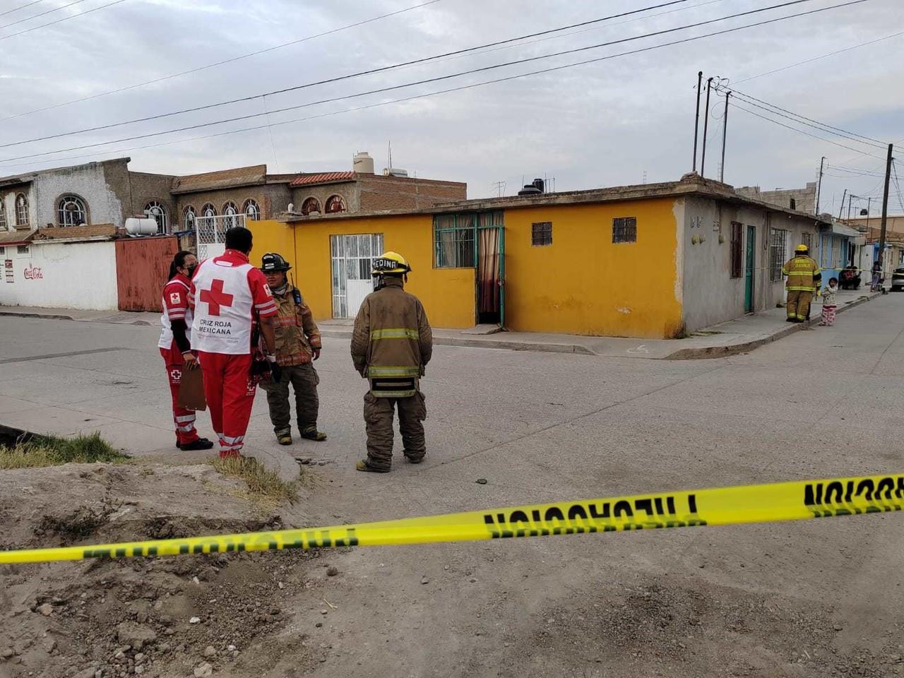 Tras una llamada al número de emergencias 911, arribaron al sitio elementos de la Dirección Municipal de Protección Civil, Bomberos y Paramédicos de la Cruz Roja Mexicana. Foto: Luis Lozano